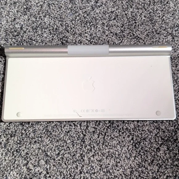APPLE Wireless Keyboard 🍎 Tablet & Computer Accessory, White & Silver - Picture 4 of 6